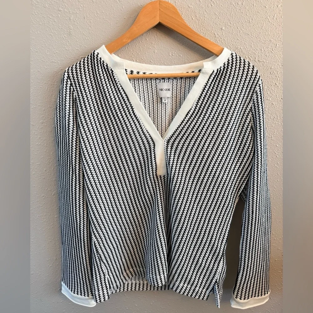 Nic+Zoe Zig Zag Split V Neck Knit Top Medium Black and White - Picture 4 of 9
